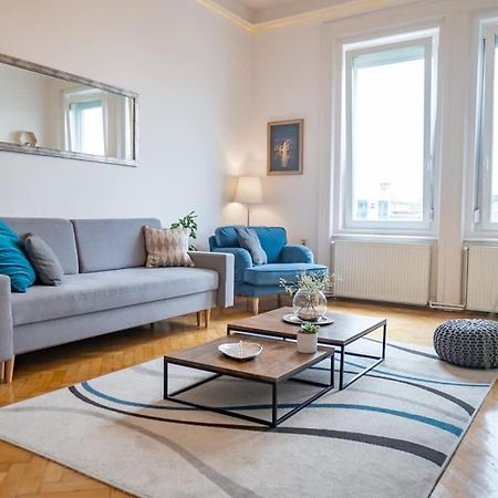 Chic Central Flat With River View Budapest Esterno foto