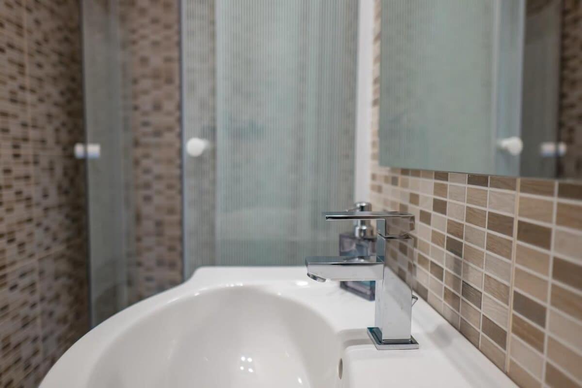 Chic Central Flat With River View Budapest Esterno foto