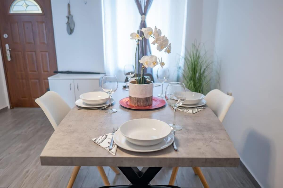 Chic Central Flat With River View Budapest Esterno foto