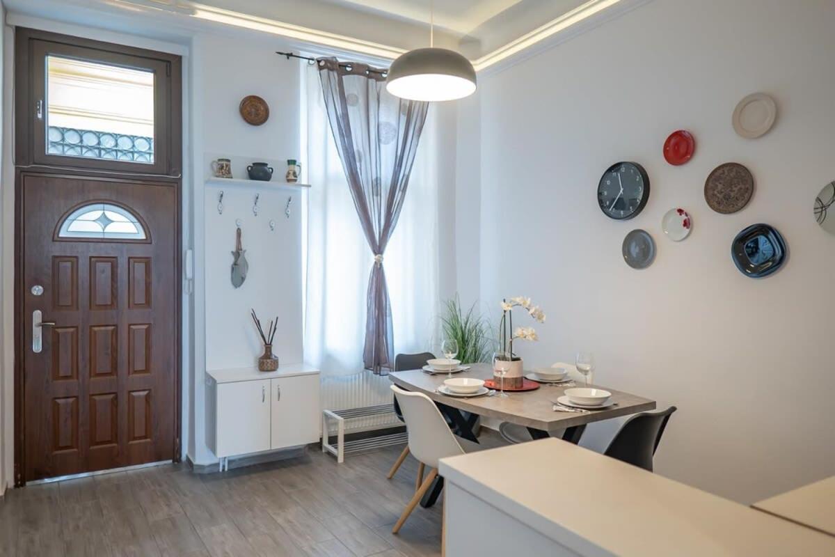 Chic Central Flat With River View Budapest Esterno foto